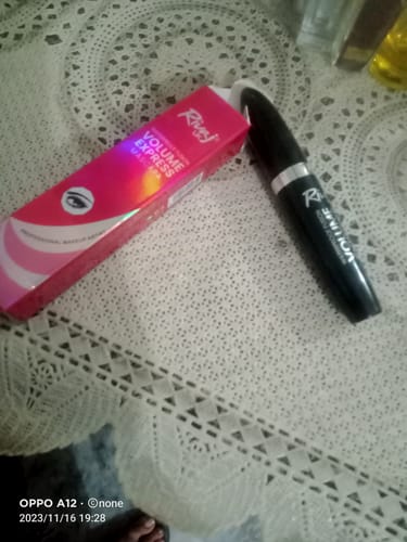 Customer photo review of Volume Express Mascara