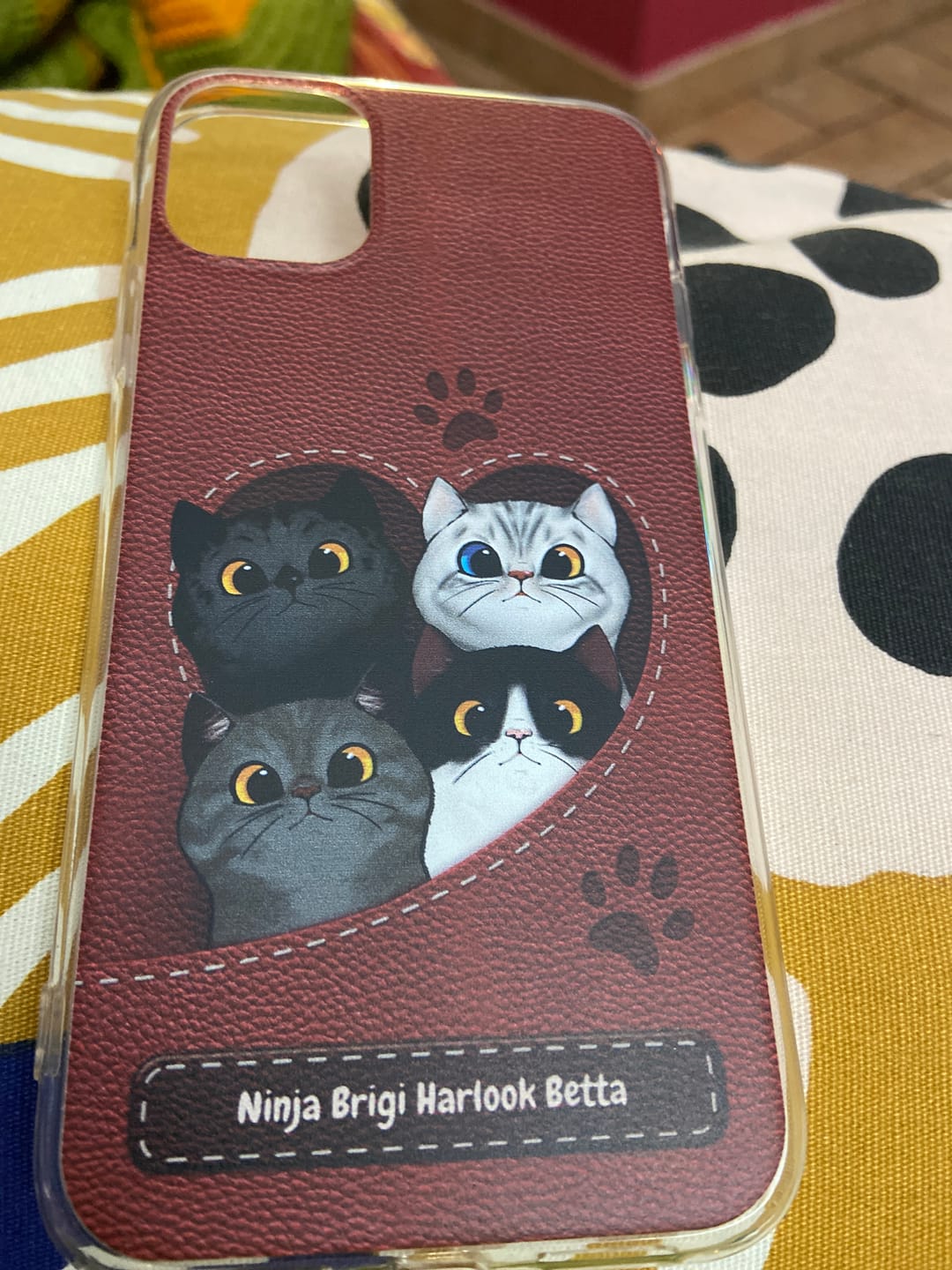Customer photo review of Gatto con cuore aspetto similpelle - Custodia per il telefono personalizzata