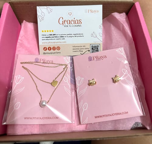 Customer photo review of Collar Doble Corazón y Perla