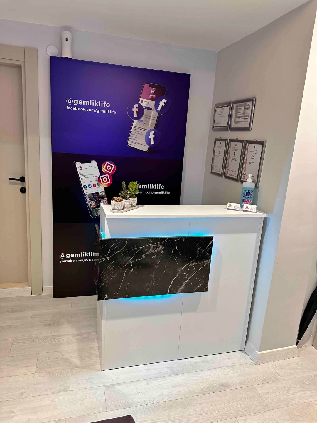 Customer photo review of Rani MA102 Karşılama Bankosu Led Işıklı Çekmeceli Banko Beyaz - Antrasit