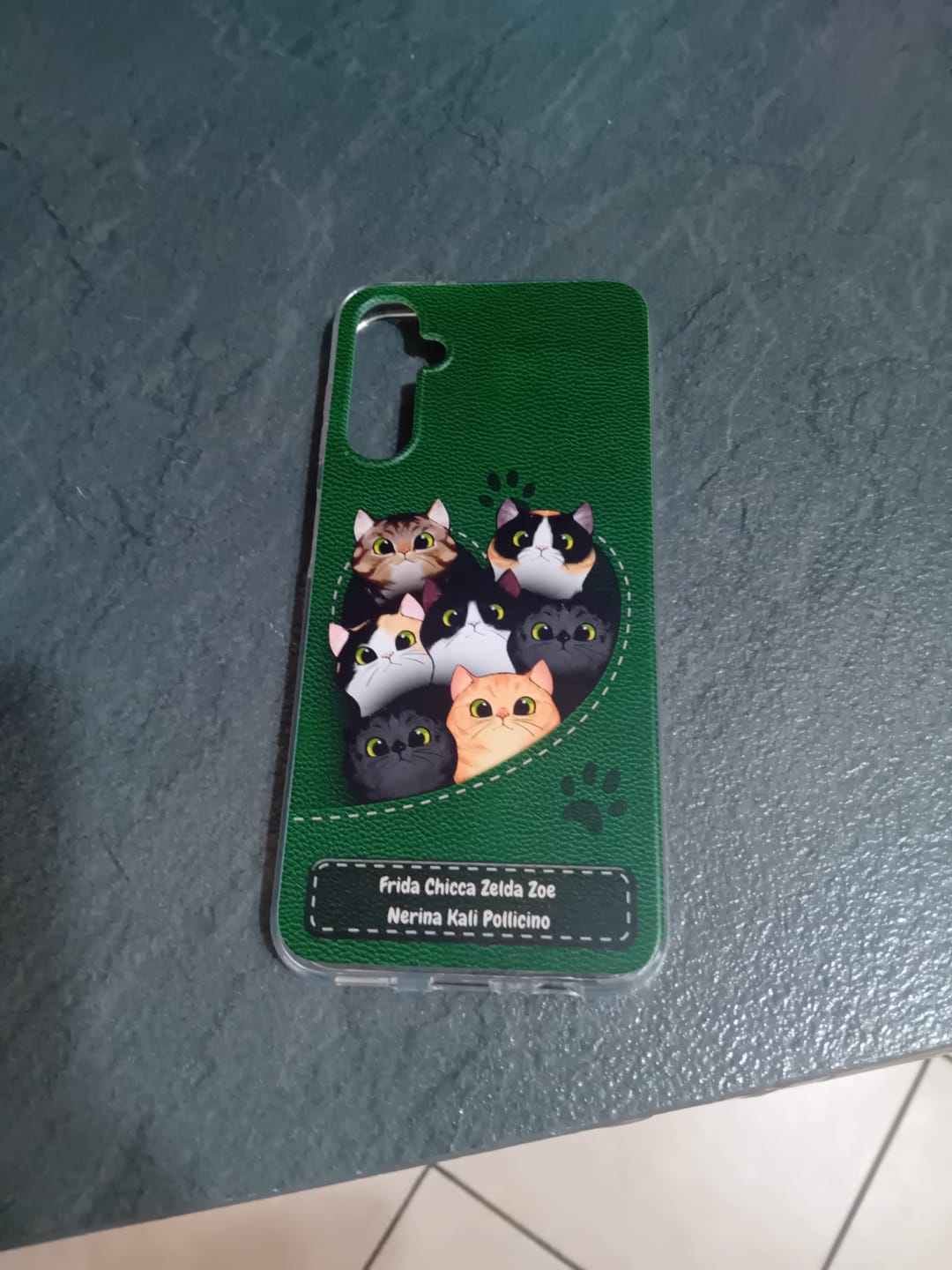 Customer photo review of Gatto con cuore aspetto similpelle - Custodia per il telefono personalizzata