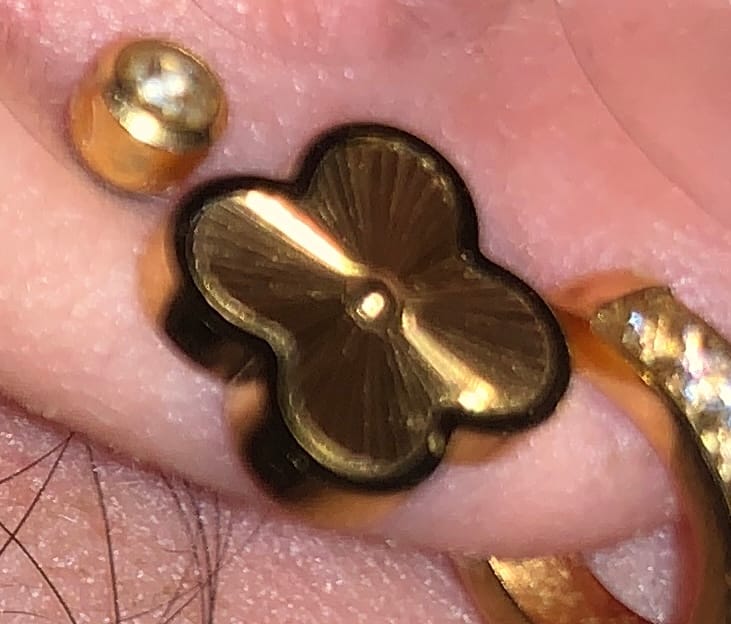 Customer photo review of Shine Clover Ohrstecker | 18K vergoldet