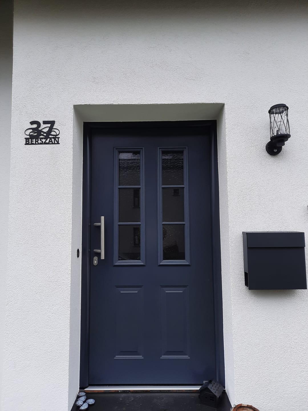 Customer photo review of Hausnummern-Türschild Ornamental Style einzeilig (personalisierbar)
