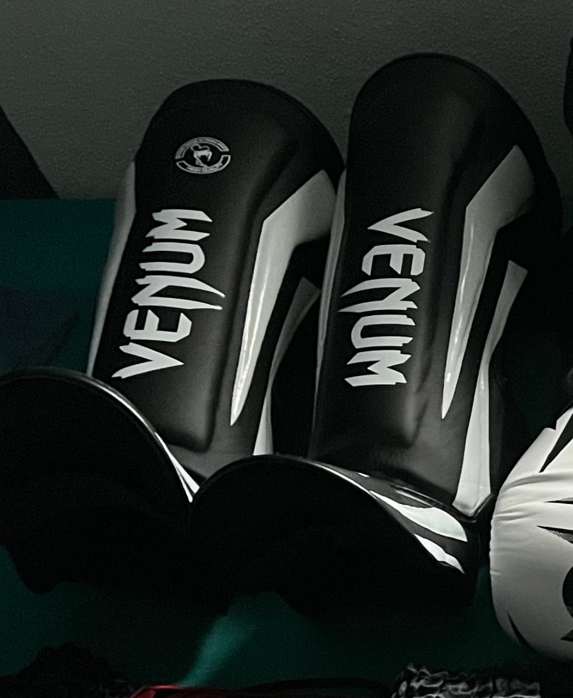 Customer photo review of Venum Scheenbeschermers Kickboks Elite - Zwart/Wit