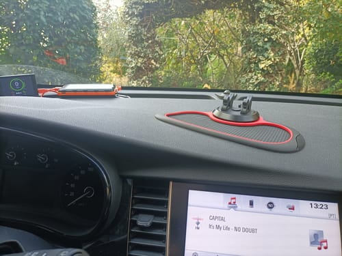 Customer photo review of Tappetino antiscivolo per supporto auto