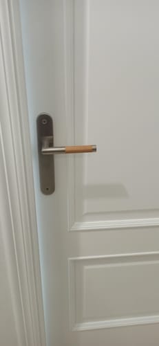 Customer photo review of Vanguardista manilla modelo '1003' con placa ovalada en acero inoxidable y madera para puertas