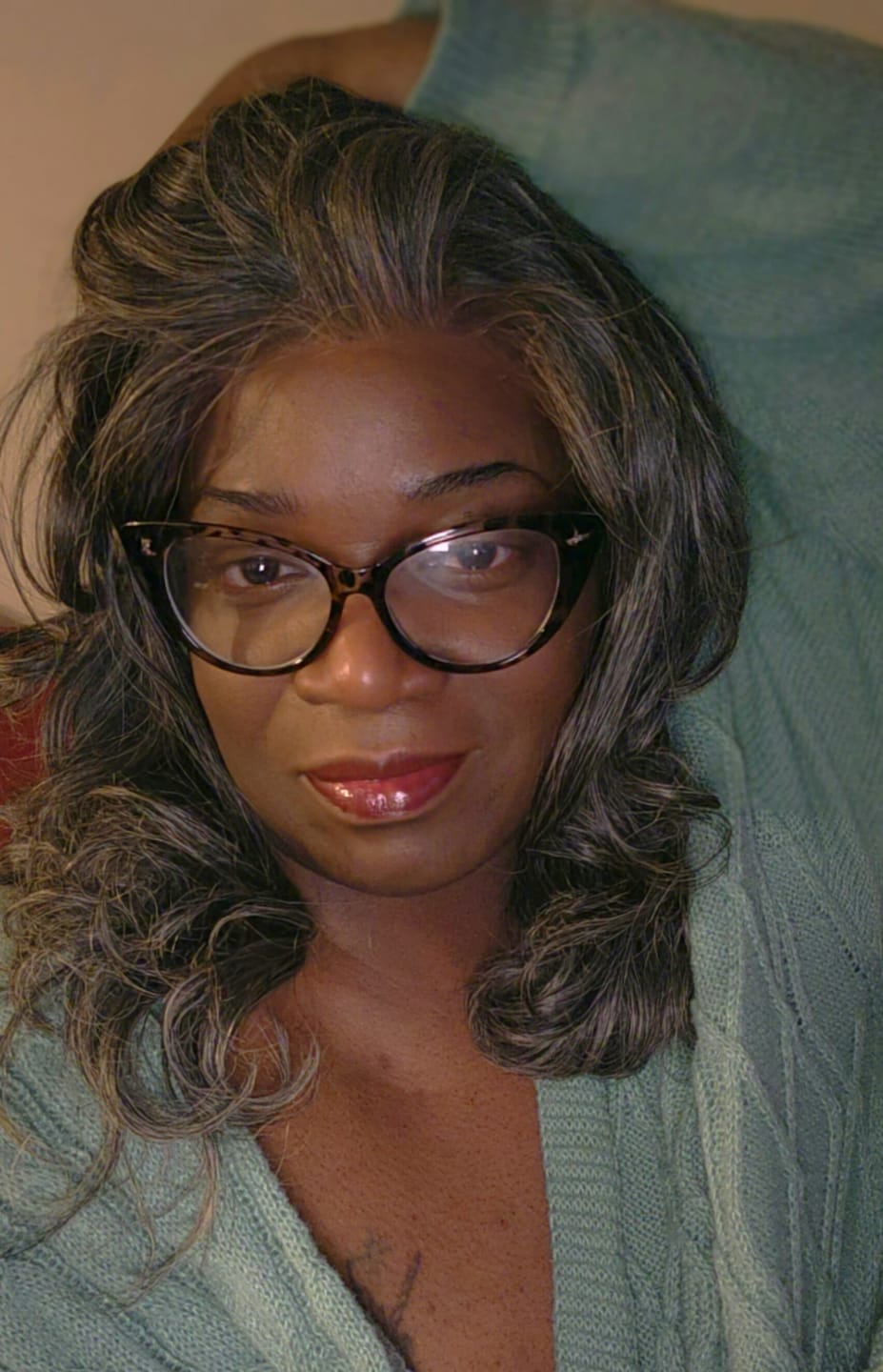Customer photo review of Luvwin 5x5 Salt & Pepper Body Wave Glueless Bob Wig 100% Human Hair