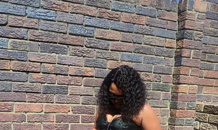 Customer photo review of Effortless Glueless Lace Frontal Curly Bob Wig with Side Part - Made from Human Hair