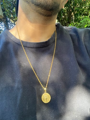 Reseña con foto de un cliente sobre Compass Pendant Oro