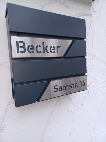 Customer photo review of AlbersDesign Briefkasten B1 anthrazit (RAL7016) personalisiert mit Edelstahl-Schildern