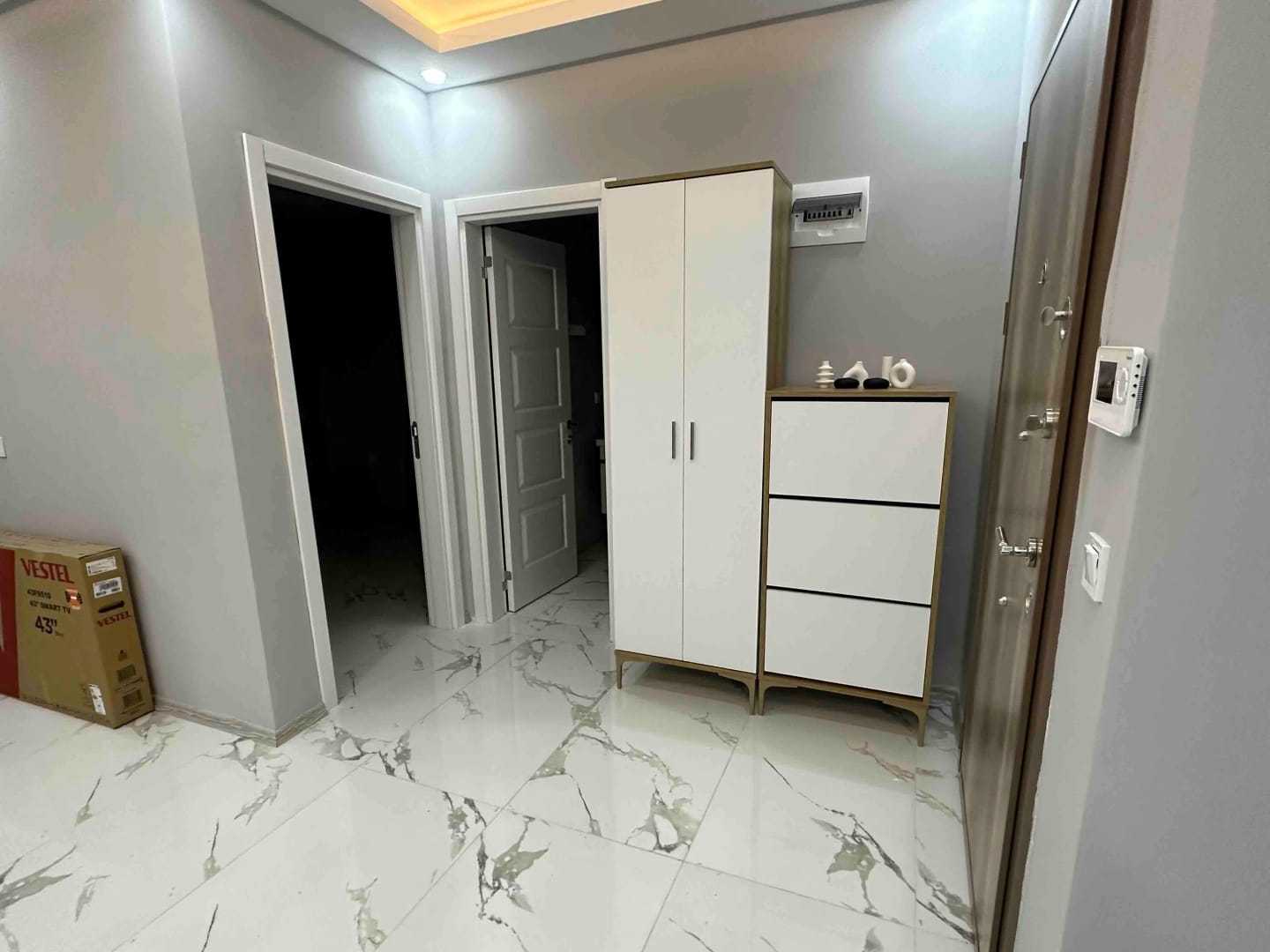 Customer photo review of Rani EA137 Portmanto Askılı Vestiyer Düşer Kapaklı Ayakkabılık Sepet Ceviz - Beyaz