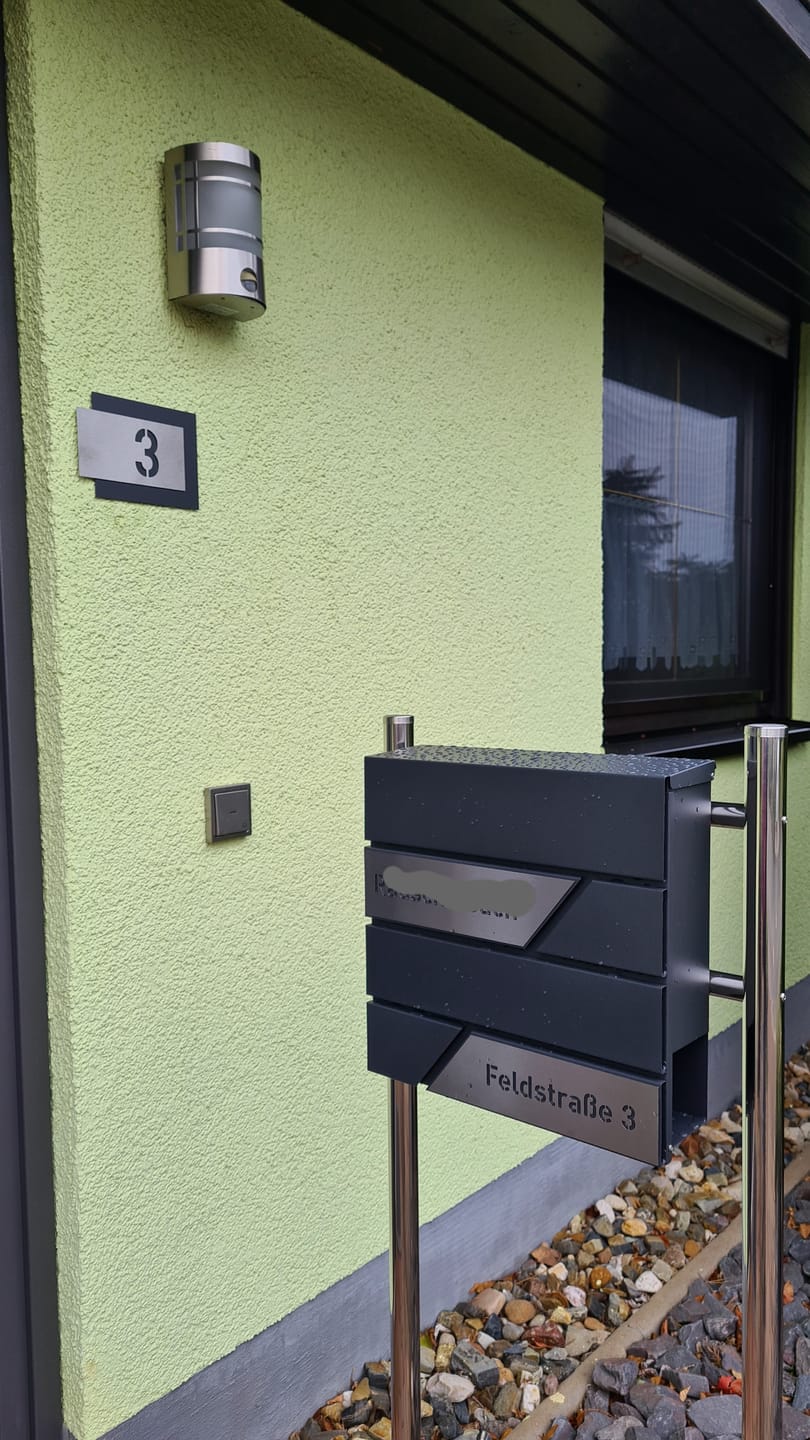 Customer photo review of AlbersDesign Briefkasten B1 Eisenglimmer (DB703) personalisiert mit Edelstahl-Schildern