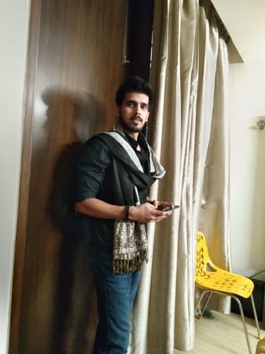 Customer photo review of Pashtush mens Bamboo stole, jacquard design, Black