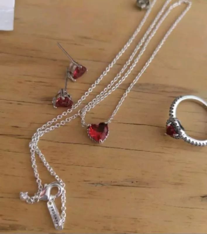 Customer photo review of CONJUNTO COLLAR + ANILLO + ARETE DE CORAZÓN PANDORA