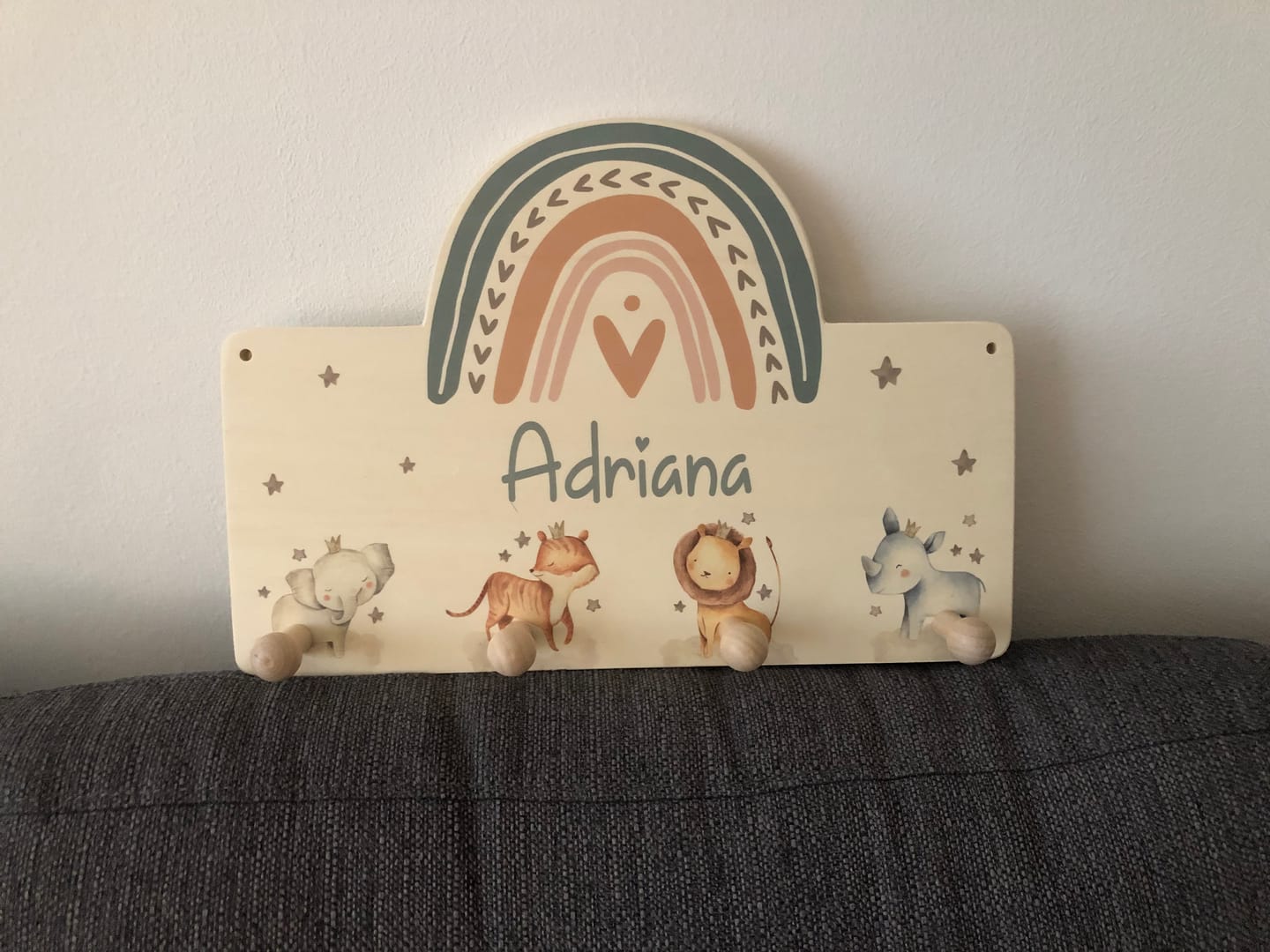 Customer photo review of Handgefertigte Regenbogen-Garderobe aus Holz Tier Familie