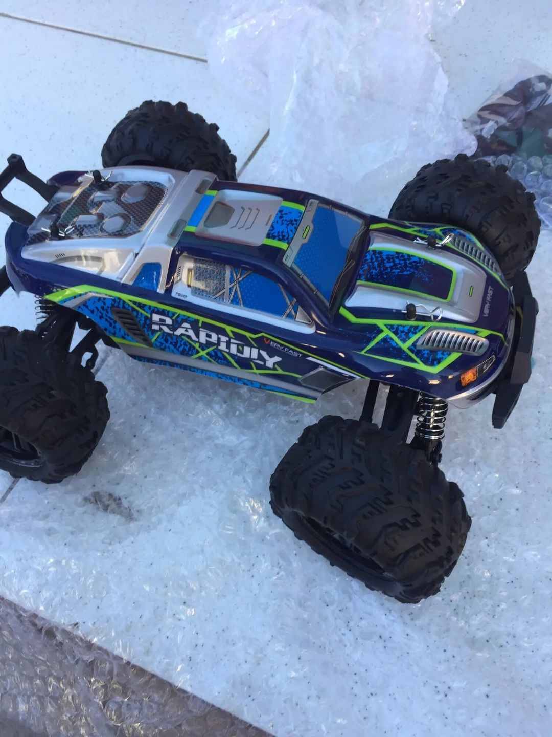 Customer photo review of Voiture télécommandée tout terrain | RAPIDLY Blue