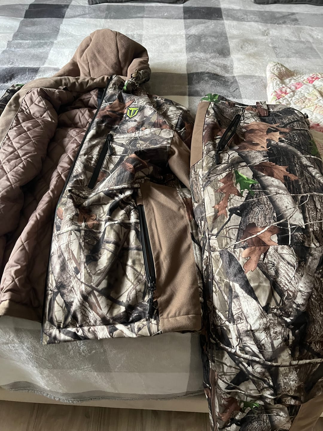 Customer photo review of TideWe Men's Hunting Clothes,Silent Water Resistant Camo Hunting Suits