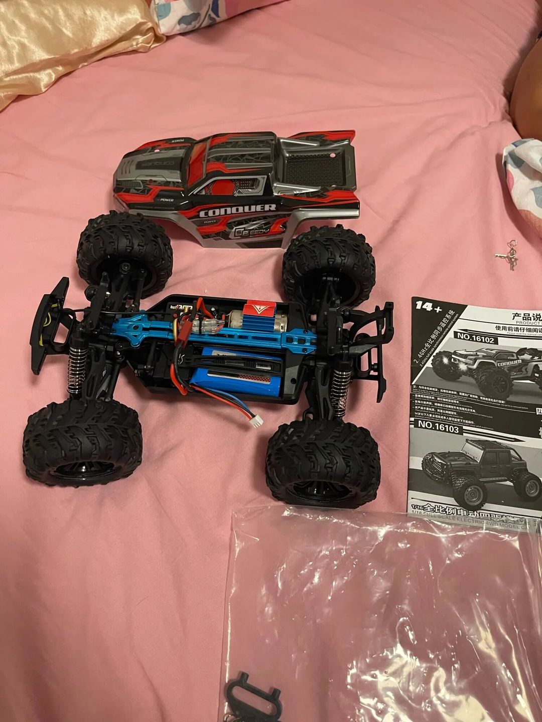 Customer photo review of Voiture télécommandée tout terrain | CONQUER Red