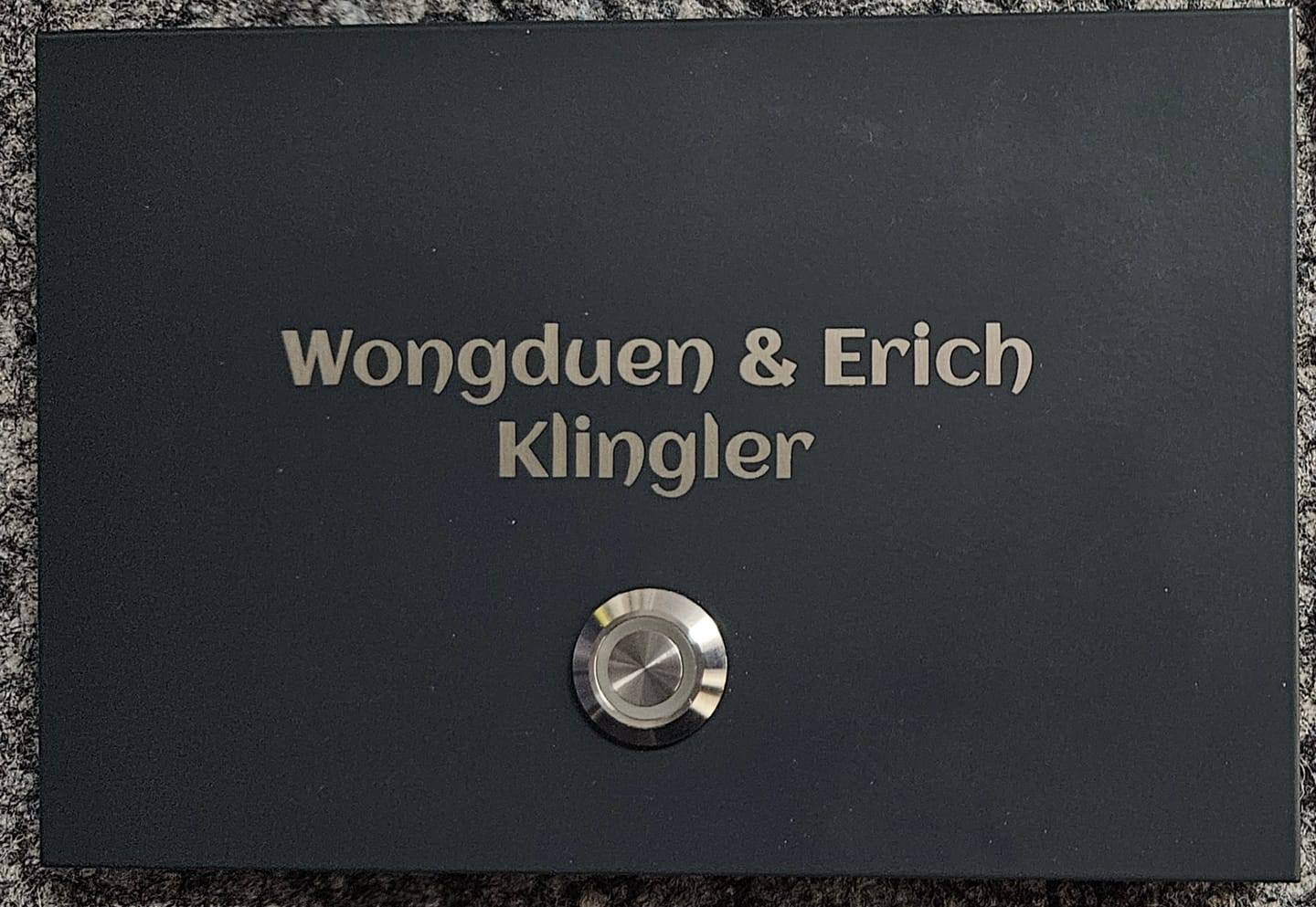 Customer photo review of London 18 x 12 cm Edelstahl (V2A) Türklingel - mit Gravur - Anthrazit oder Weiß pulverbeschichtet oder Edelstahl gebürstet - LED - Aufputz / Unterputz