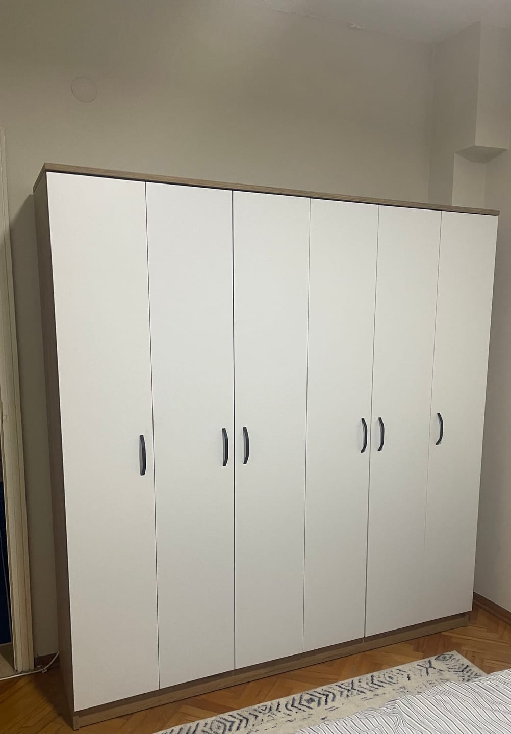 Customer photo review of Rani BA114 Geniş Gardırop Elbise Dolabı 6 Kapaklı 16 Raflı 2 Askılı Sepet Ceviz - Beyaz
