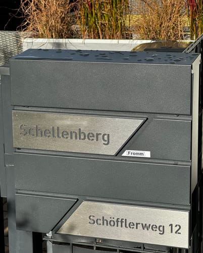 Customer photo review of AlbersDesign Briefkasten B1 anthrazit (RAL7016) personalisiert mit Edelstahl-Schildern