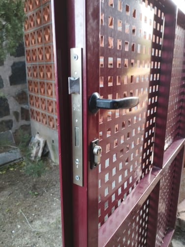 Customer photo review of Cerradura para carpintería metálica 85mm entre ejes y 25mm hasta bocallave de canto recto