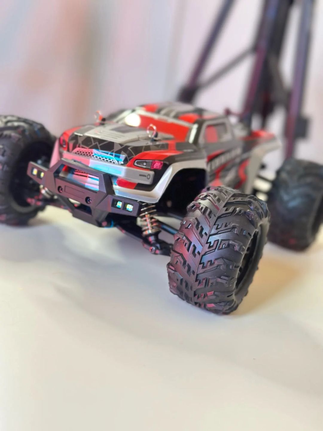 Customer photo review of Voiture télécommandée tout terrain | CONQUER Red