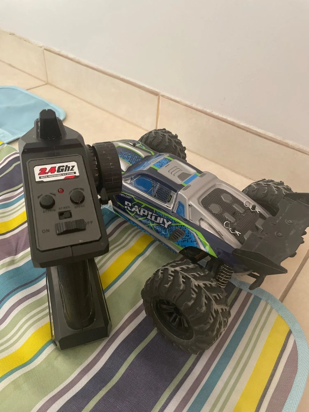 Customer photo review of Voiture télécommandée tout terrain | RAPIDLY Blue