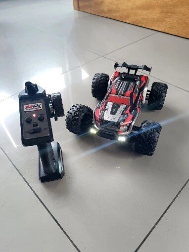 Customer photo review of Voiture télécommandée tout terrain | CONQUER Red