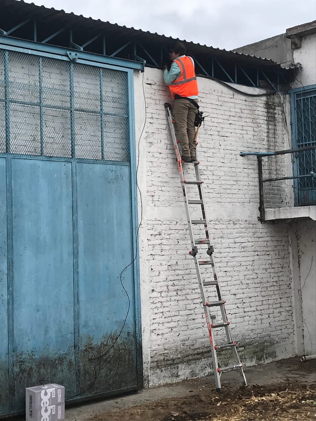 Customer photo review of Escalera de Aluminio Multiposición 22' Tipo IA Leveler Little Giant 16522-803 (Demo)