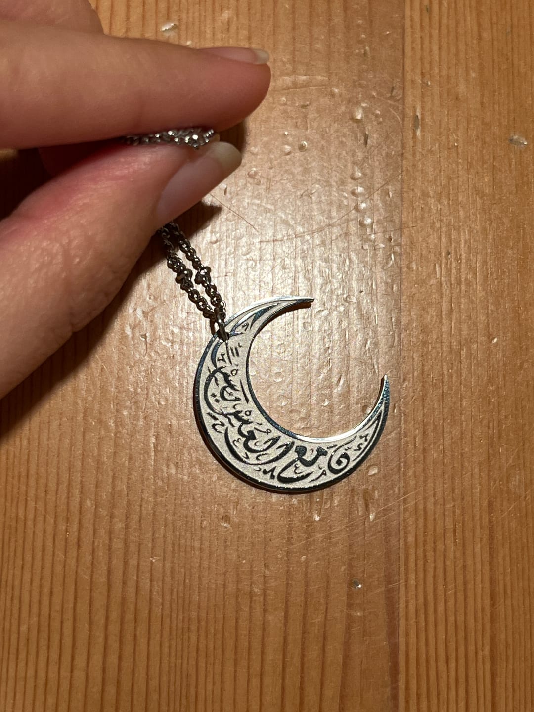 Customer photo review of "Gewiss, mit der Erschwernis, kommt die Erleichterung" Mond Halskette