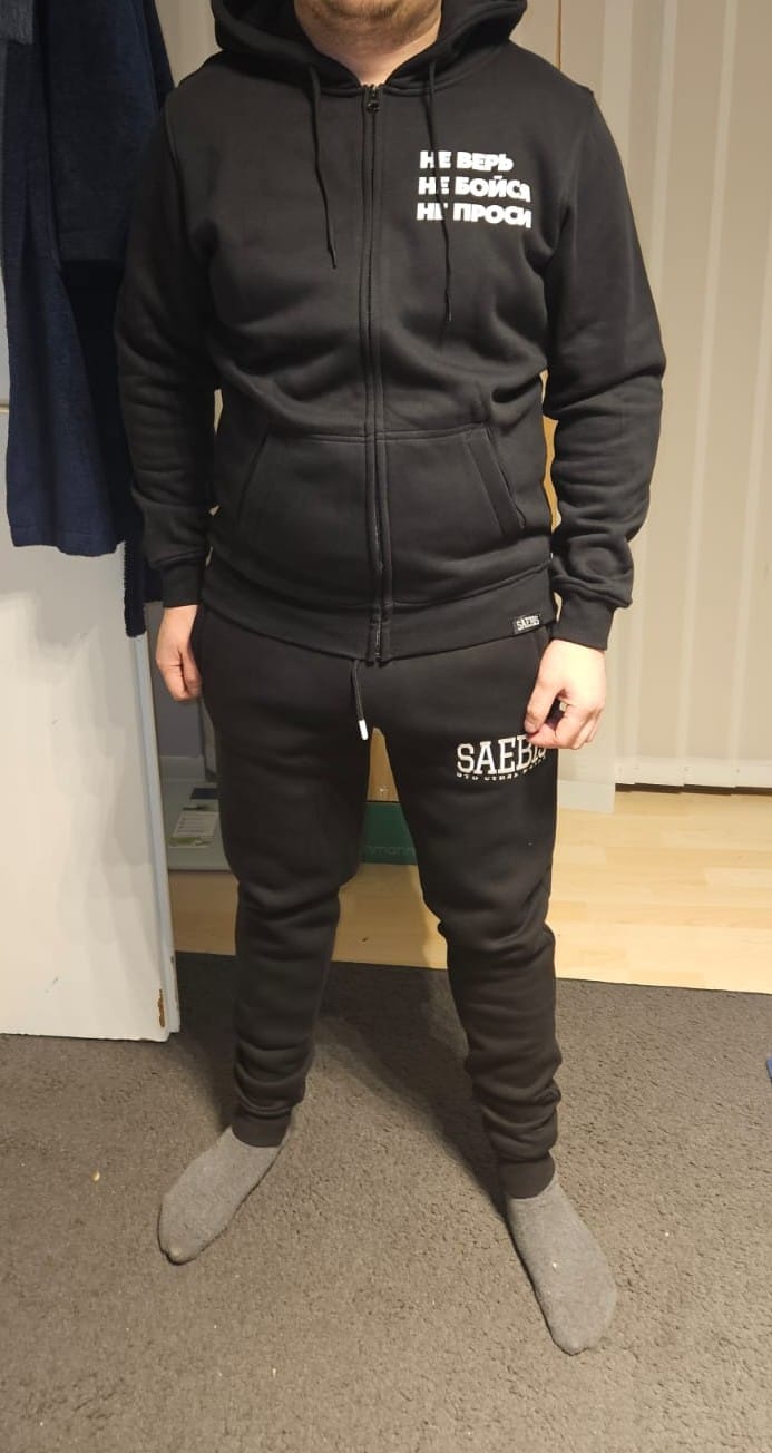 Customer photo review of Herren Zip Hoodie mit Reisverschluss schwarz - НЕ ВЕРЬ НЕ БОЙСЯ НЕ ПРОСИ - by SAEBIS®