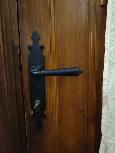 Customer photo review of Manilla modelo 'mf400' de aluminio con placa en acabado negro mate para puertas