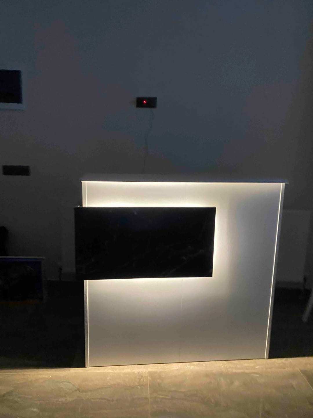 Customer photo review of Rani MA102 Karşılama Bankosu Led Işıklı Çekmeceli Banko Beyaz - Antrasit