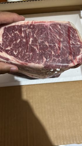 Reseña con foto de un cliente sobre New York Pieza Básica