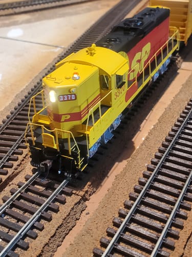 Customer photo review of Athearn ATHG82359 HO GP9R w/DCC & Sound, SP/Kodachrome #3370