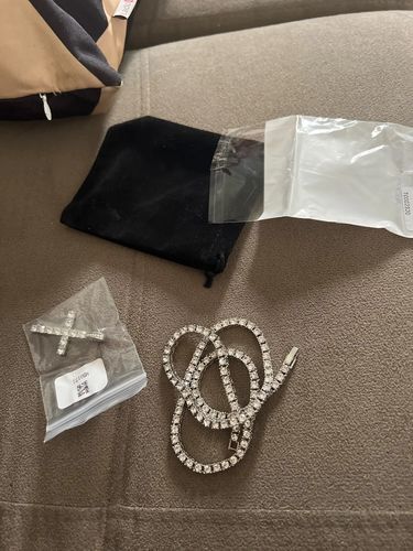 Customer photo review of Vencae™ JEWELRY - CROSSED RHINESTONE