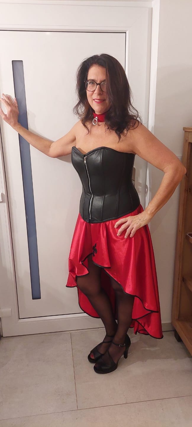 Customer photo review of SiaLinda: Unterbrust Korsett Nicola, Brokat schwarz-silber, extra lang geschnitten