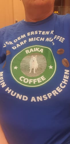 Customer photo review of Vor dem ersten Kaffee darf mich nur mein Hund ansprechen - T-Shirt Unisex