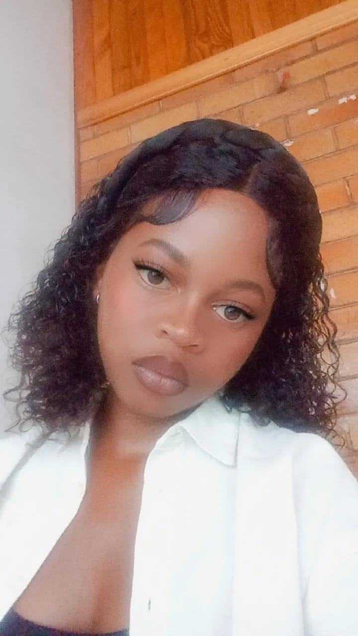 Customer photo review of Effortless Glueless Lace Frontal Curly Bob Wig  - Made from Human Hair