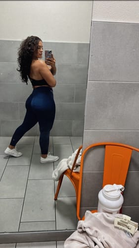 Customer photo review of Pchee Navy V-Waist Pocket Scrunch Butt Leggings