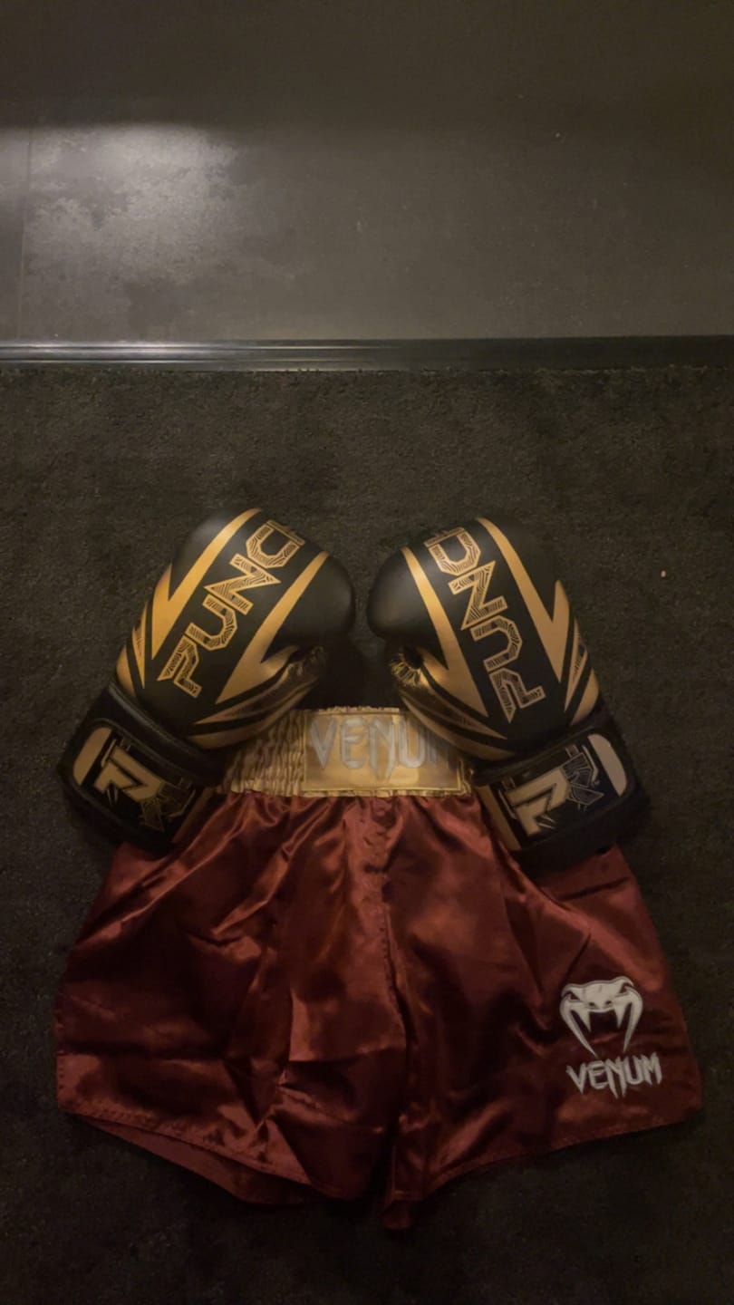 Customer photo review of Venum Kickboks Broekje Classic 2.0 - Bordeaux Rood/Goud/Wit