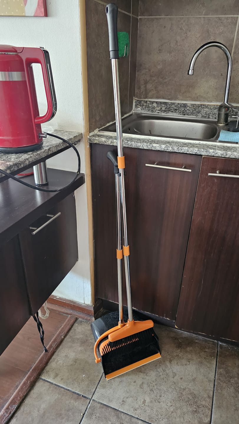 Customer photo review of Juego de Escoba y Recogedor para El Hogar Altura Ajustable Mango de Acero Inoxidable