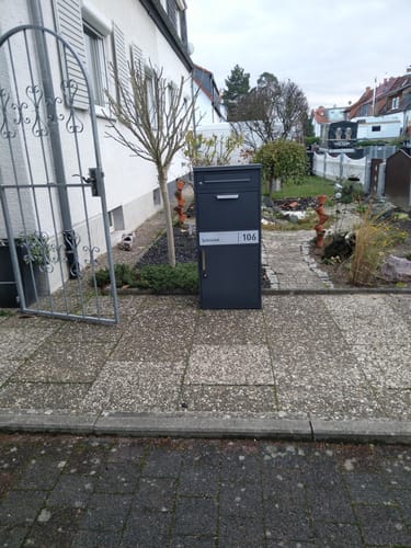 Customer photo review of AlbersDesign Stand-Paketbox PB1 anthrazit (RAL7016) personalisiert mit Edelstahl-Schild