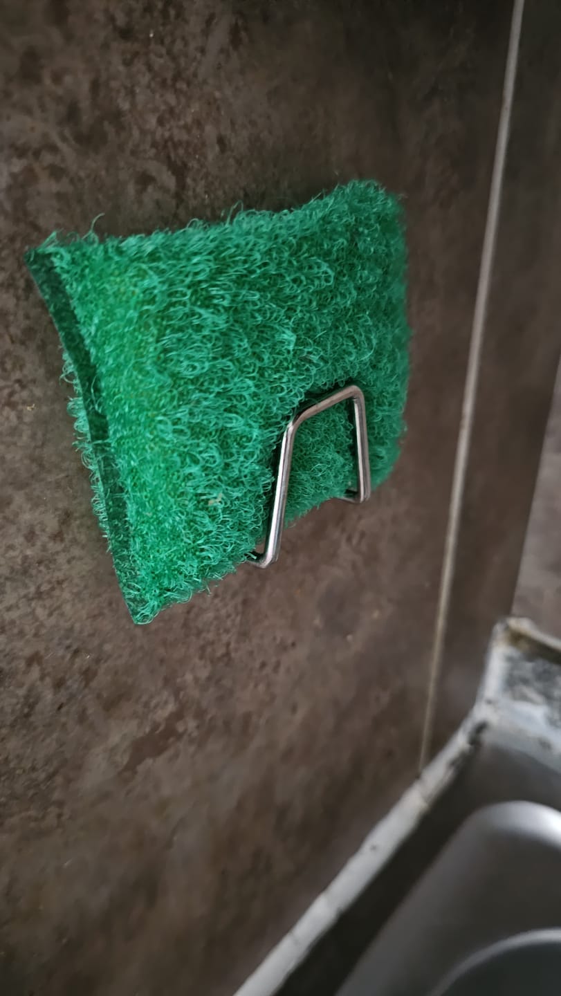 Customer photo review of Soporte Esponja Lavaplatos Acero Inoxidable Adhesivo Organizador