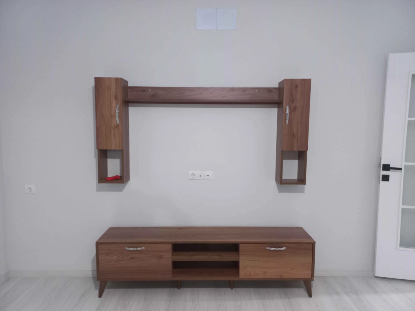 Customer photo review of Rani A9 Duvar Raflı Tv Ünitesi Kitaplıklı Tv Sehpası Duvara Monte Raflı Modern Ayaklı 180 cm Minyatür Ceviz M27