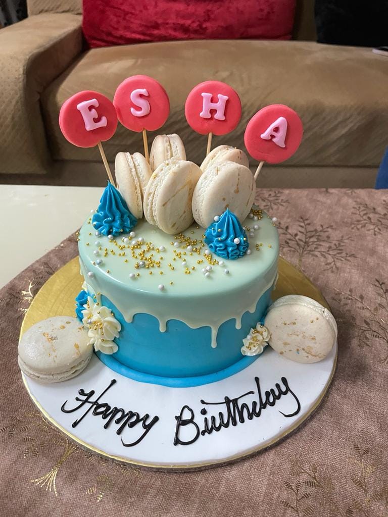 Customer photo review of Macaron White Drip Cake