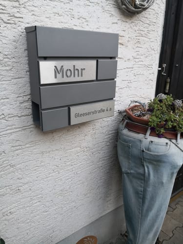 Customer photo review of AlbersDesign Briefkasten B4 anthrazit (RAL7016) personalisiert mit Edelstahl-Schildern