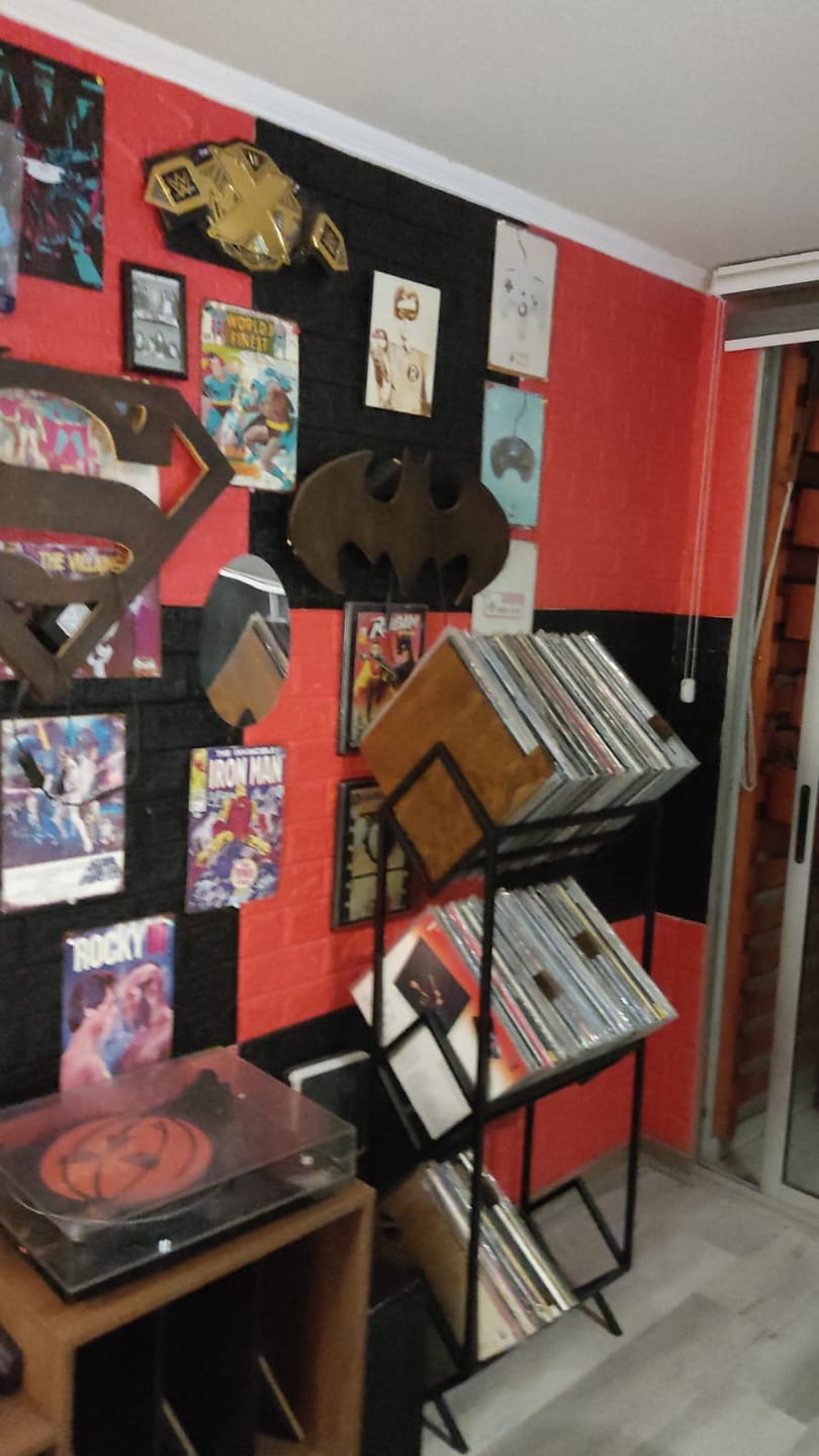 Customer photo review of Porta Vinilo Tres Niveles | LUXE METAL BLACK