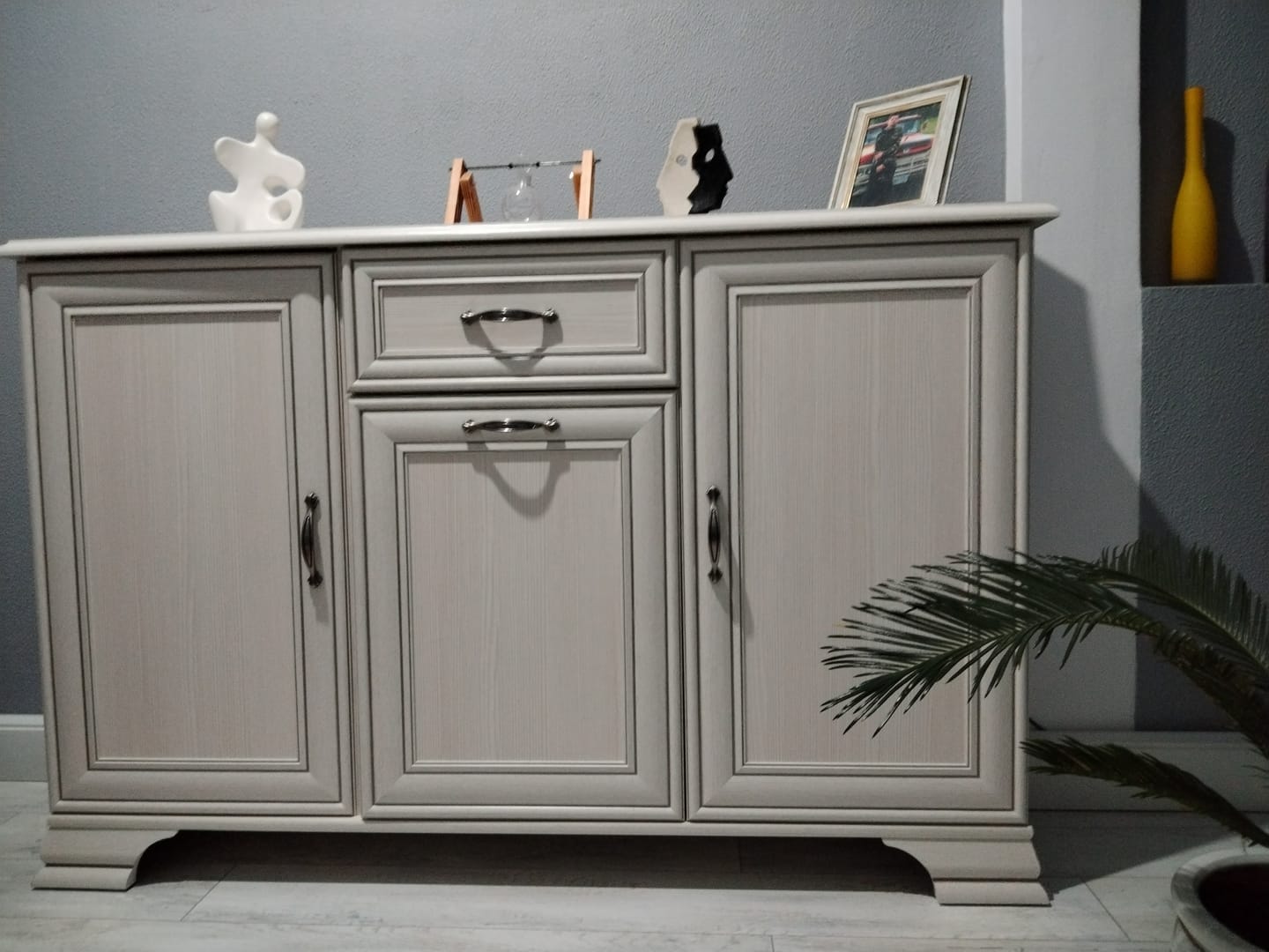 Customer photo review of Comoda cu 3 usi si un sertar Tiffany, alb-crem, pal si mdf, 139x37x90 cm
